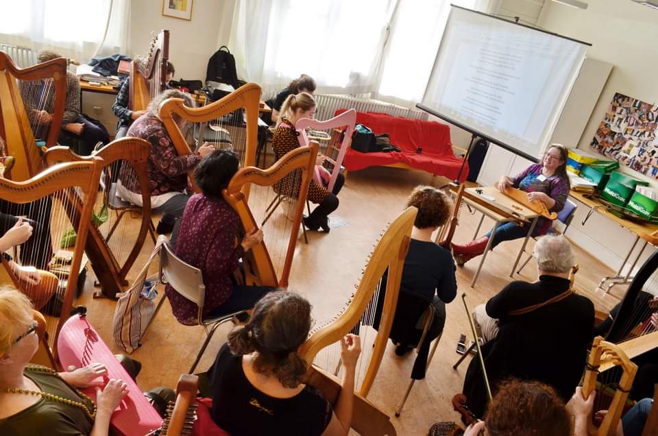 Harppuja ja harpunsoittajia luokkahuoneessa