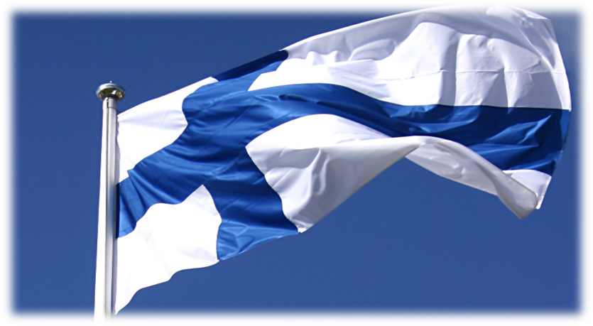 sini-valkoinen suomen lippu liehuu sinisellä taivaalla